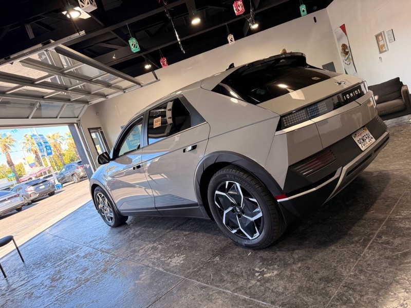 Hyundai IONIQ 5 Vehicle Full-screen Gallery Image 27