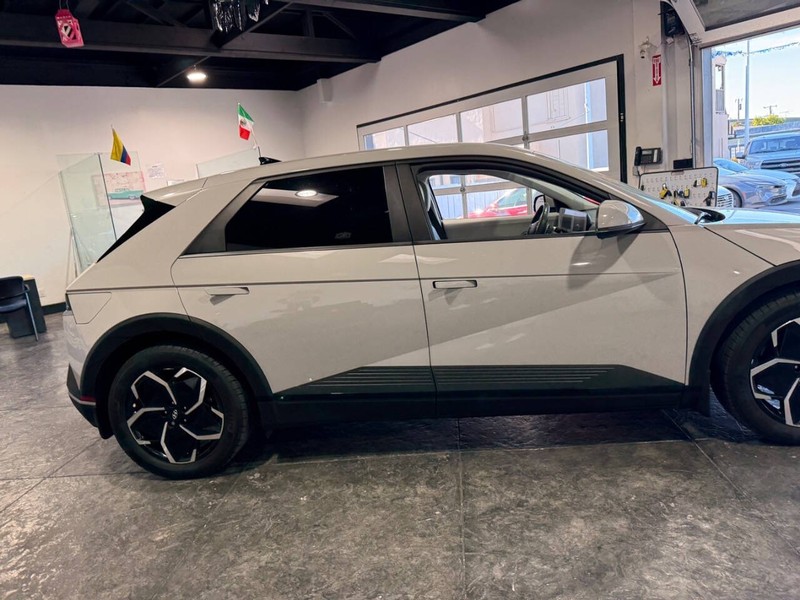 Hyundai IONIQ 5 Vehicle Full-screen Gallery Image 36
