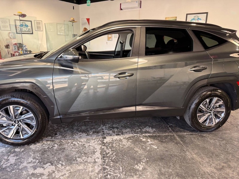 Hyundai Tucson Hybrid Vehicle Full-screen Gallery Image 14