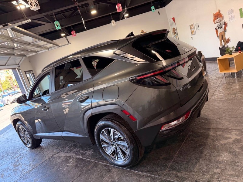Hyundai Tucson Hybrid Vehicle Full-screen Gallery Image 15