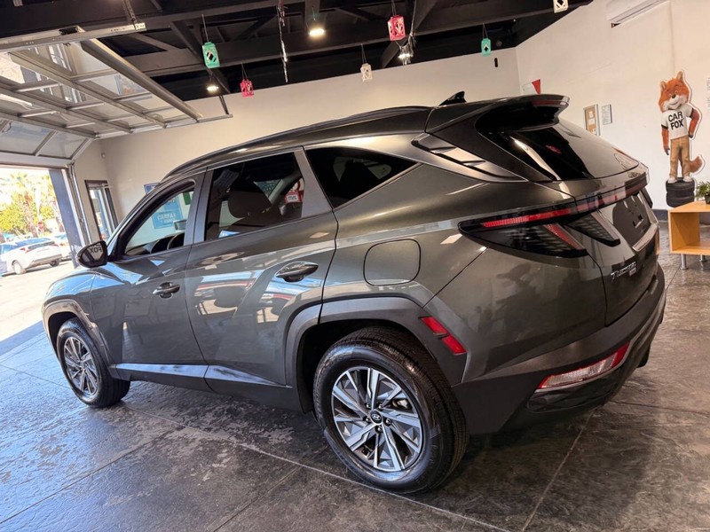 Hyundai Tucson Hybrid Vehicle Full-screen Gallery Image 16