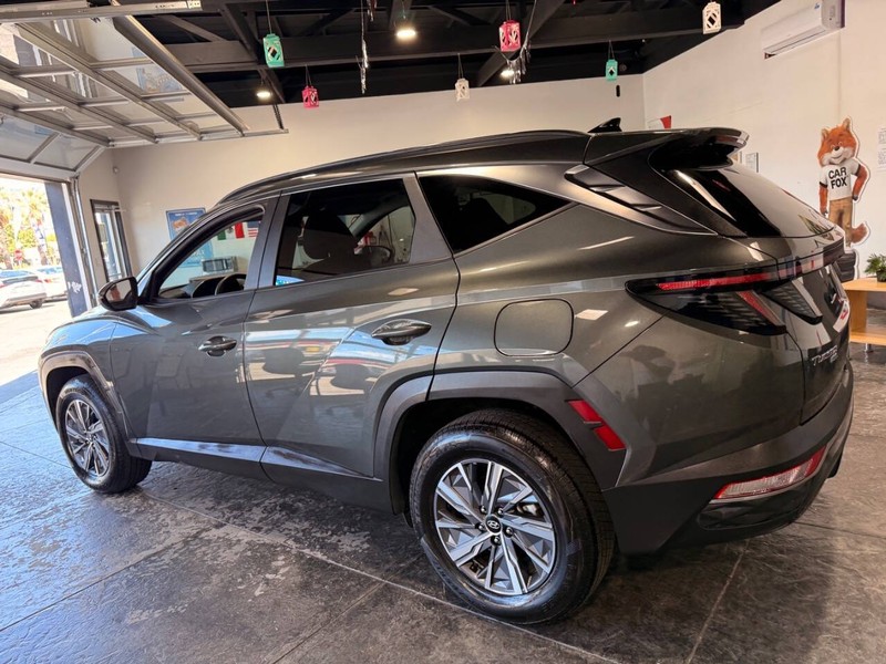 Hyundai Tucson Hybrid Vehicle Full-screen Gallery Image 17