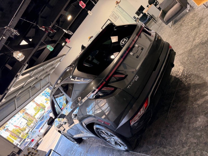 Hyundai Tucson Hybrid Vehicle Full-screen Gallery Image 18