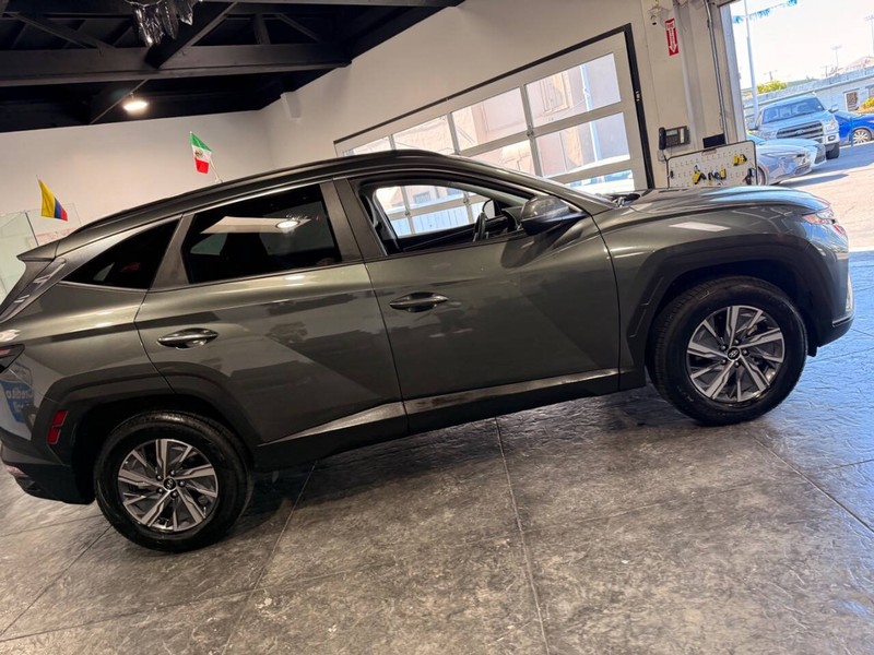 Hyundai Tucson Hybrid Vehicle Full-screen Gallery Image 30