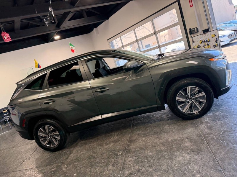 Hyundai Tucson Hybrid Vehicle Full-screen Gallery Image 34