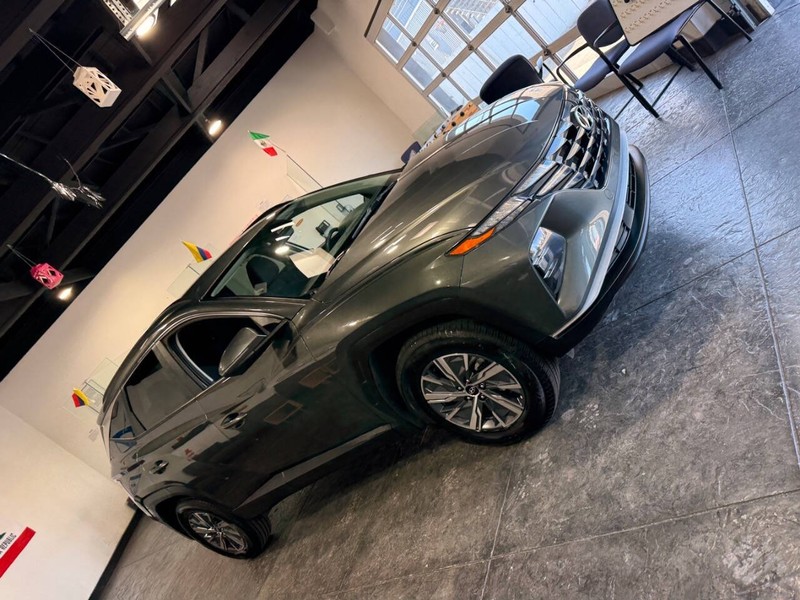 Hyundai Tucson Hybrid Vehicle Full-screen Gallery Image 41