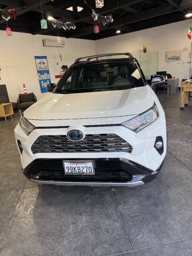 Toyota RAV4 Hybrid Vehicle Full-screen Gallery Image 02