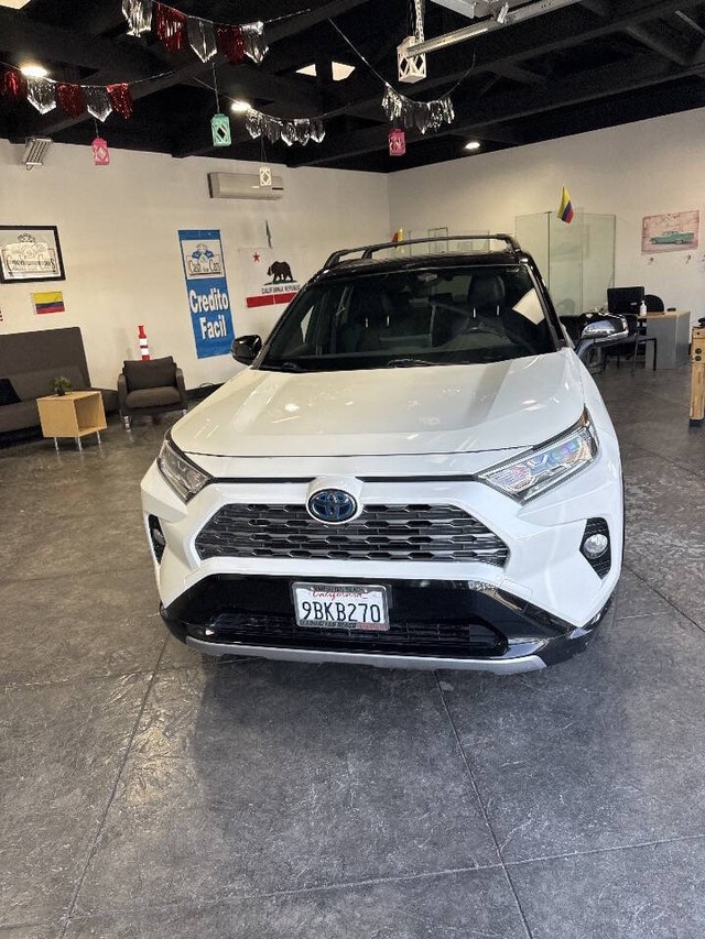 Toyota RAV4 Hybrid Vehicle Full-screen Gallery Image 03