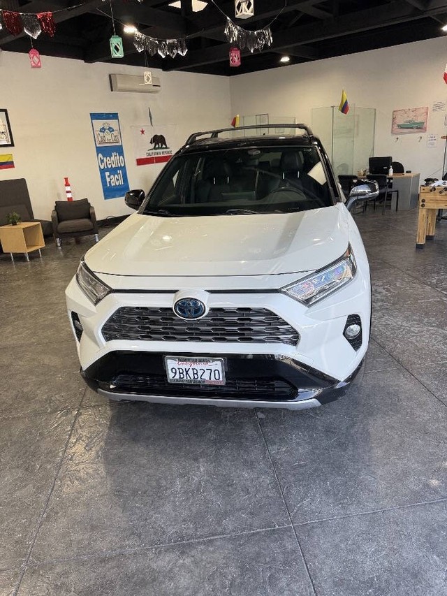 Toyota RAV4 Hybrid Vehicle Full-screen Gallery Image 04