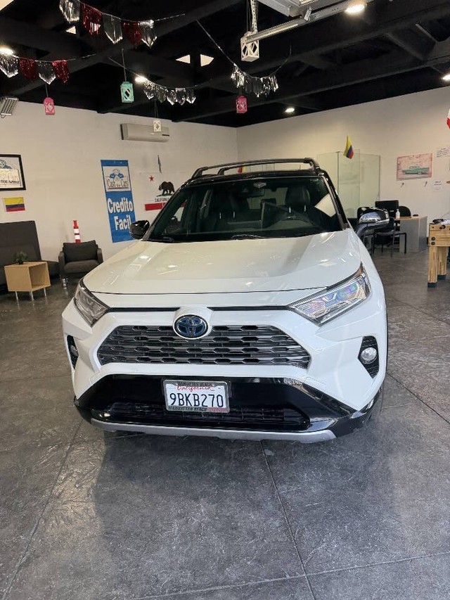 Toyota RAV4 Hybrid Vehicle Full-screen Gallery Image 05