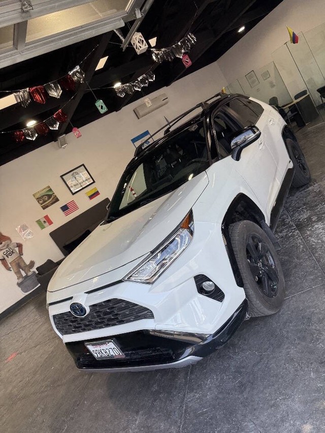 Toyota RAV4 Hybrid Vehicle Full-screen Gallery Image 06