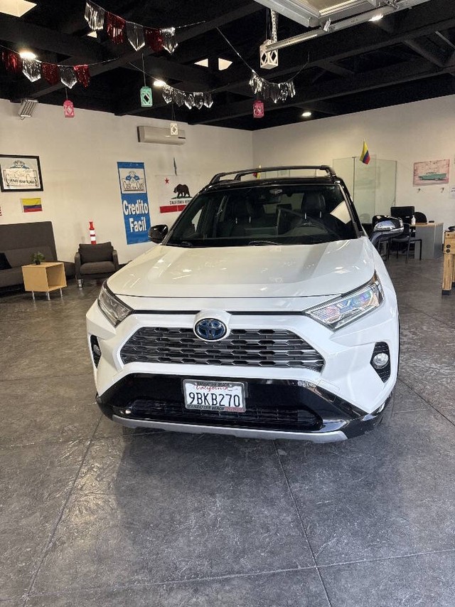 Toyota RAV4 Hybrid Vehicle Full-screen Gallery Image 08