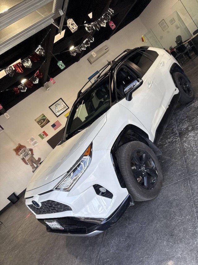 Toyota RAV4 Hybrid Vehicle Full-screen Gallery Image 09