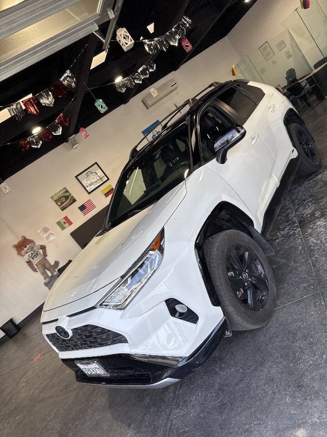 Toyota RAV4 Hybrid Vehicle Full-screen Gallery Image 10
