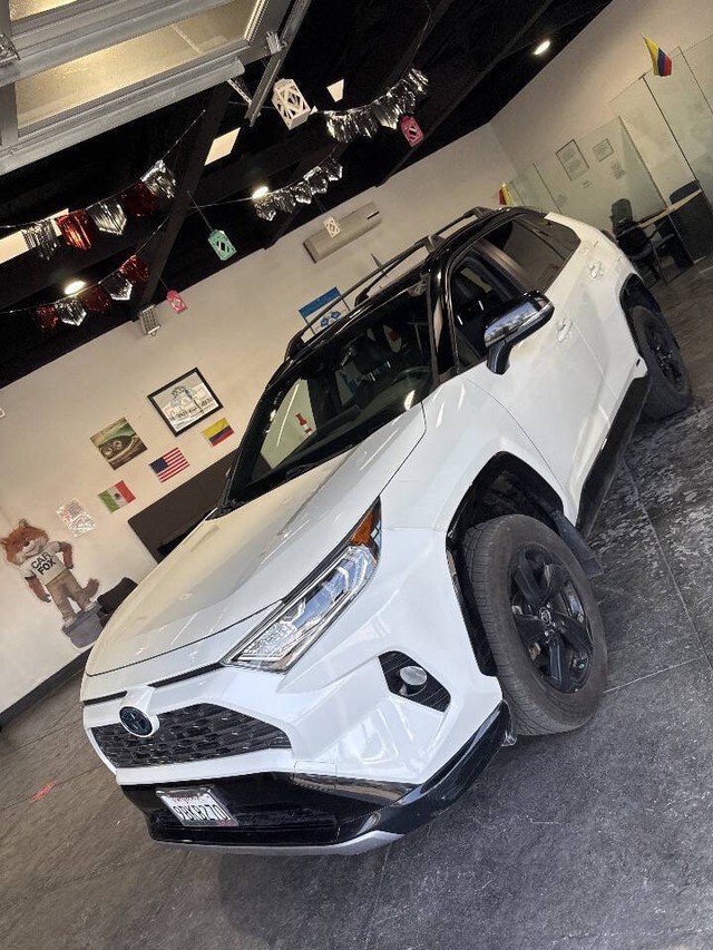 Toyota RAV4 Hybrid Vehicle Full-screen Gallery Image 11