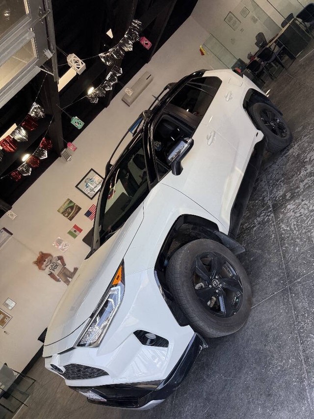 Toyota RAV4 Hybrid Vehicle Full-screen Gallery Image 14