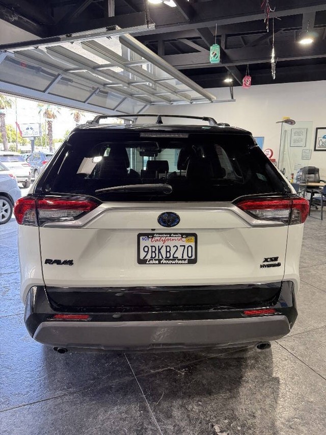 Toyota RAV4 Hybrid Vehicle Full-screen Gallery Image 22