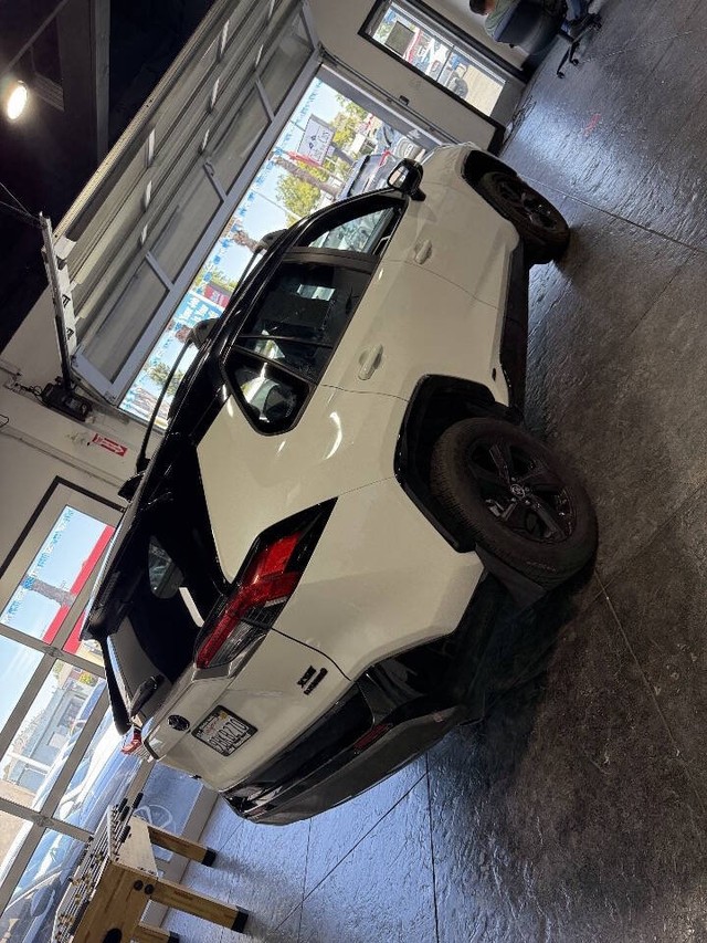 Toyota RAV4 Hybrid Vehicle Full-screen Gallery Image 24