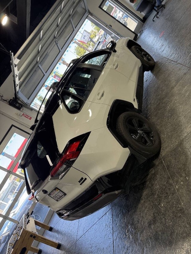 Toyota RAV4 Hybrid Vehicle Full-screen Gallery Image 25