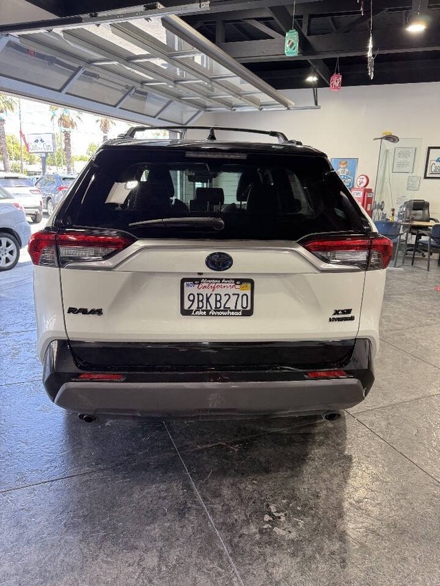 Toyota RAV4 Hybrid Vehicle Full-screen Gallery Image 26