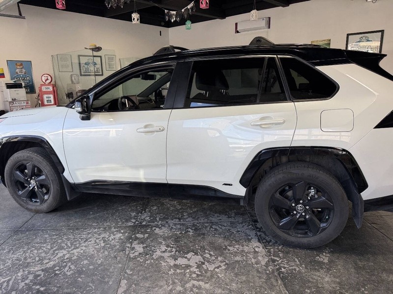 Toyota RAV4 Hybrid Vehicle Full-screen Gallery Image 12