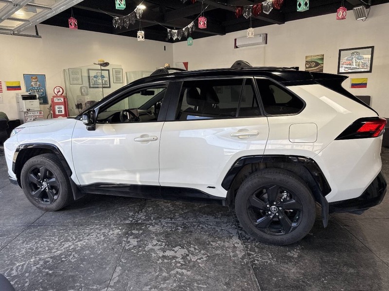 Toyota RAV4 Hybrid Vehicle Full-screen Gallery Image 15