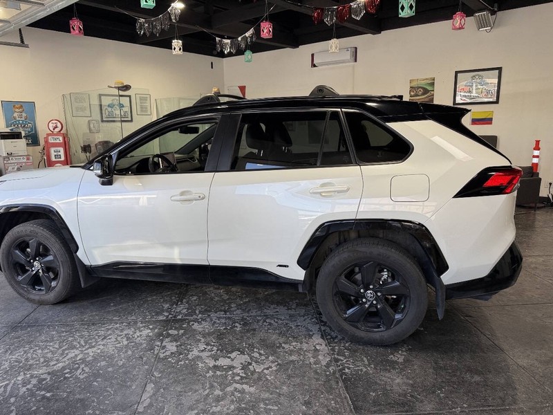 Toyota RAV4 Hybrid Vehicle Full-screen Gallery Image 16
