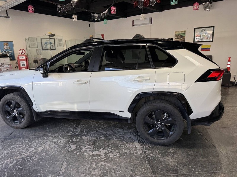 Toyota RAV4 Hybrid Vehicle Full-screen Gallery Image 17