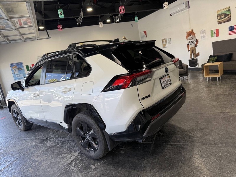 Toyota RAV4 Hybrid Vehicle Full-screen Gallery Image 18