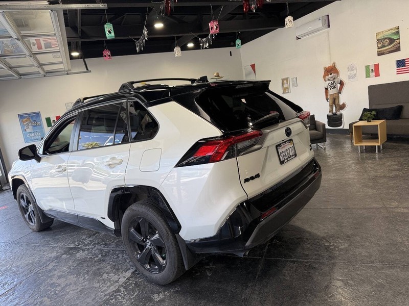 Toyota RAV4 Hybrid Vehicle Full-screen Gallery Image 19