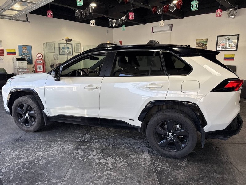 Toyota RAV4 Hybrid Vehicle Full-screen Gallery Image 20
