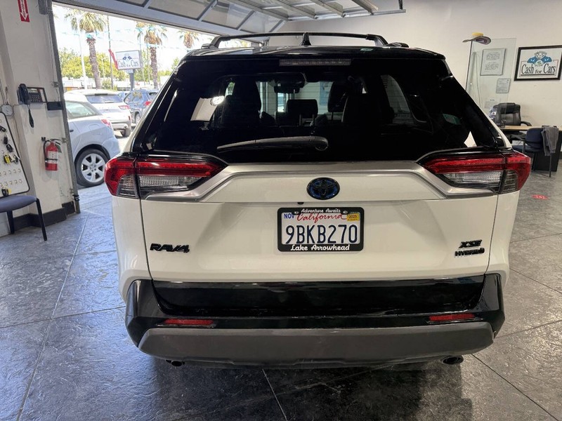 Toyota RAV4 Hybrid Vehicle Full-screen Gallery Image 21