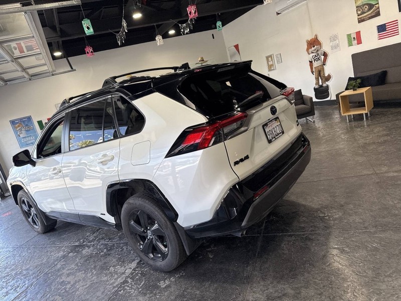 Toyota RAV4 Hybrid Vehicle Full-screen Gallery Image 23