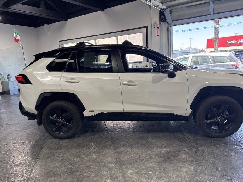 Toyota RAV4 Hybrid Vehicle Full-screen Gallery Image 27