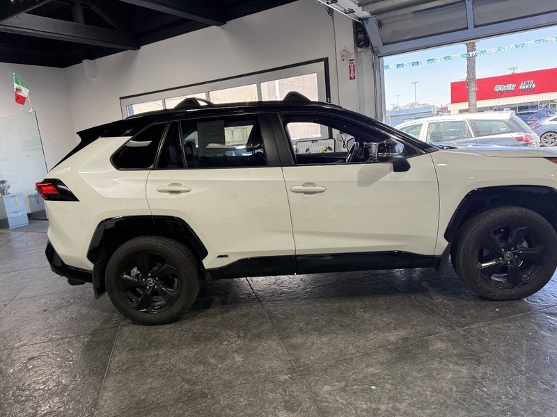 Toyota RAV4 Hybrid Vehicle Full-screen Gallery Image 28