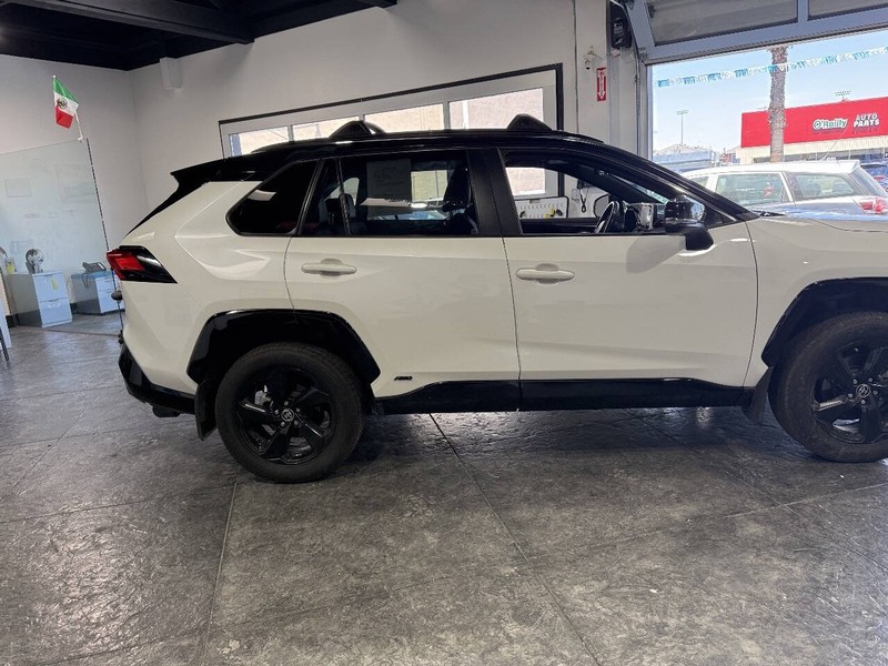 Toyota RAV4 Hybrid Vehicle Full-screen Gallery Image 29