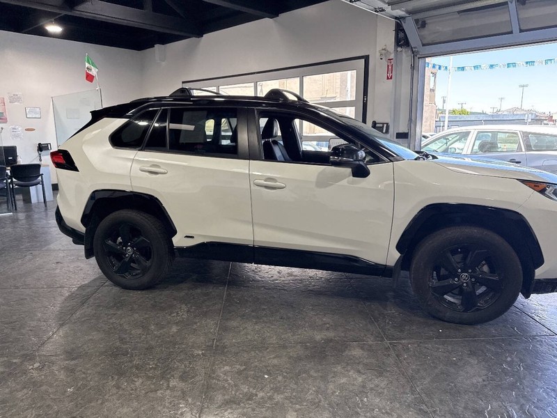 Toyota RAV4 Hybrid Vehicle Full-screen Gallery Image 30