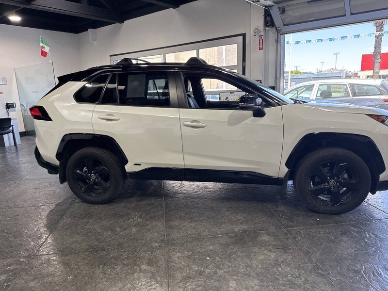 Toyota RAV4 Hybrid Vehicle Full-screen Gallery Image 31