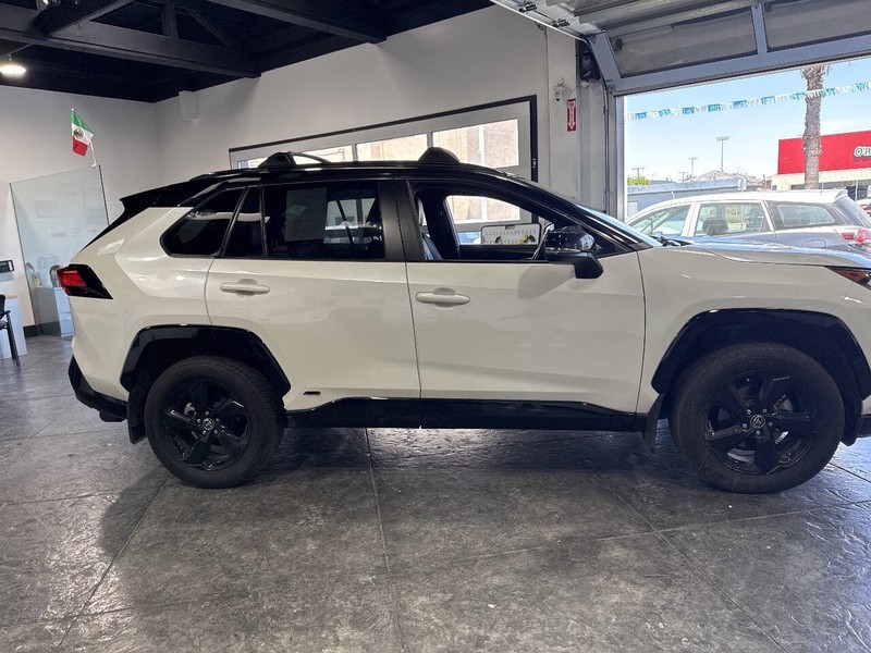 Toyota RAV4 Hybrid Vehicle Full-screen Gallery Image 32