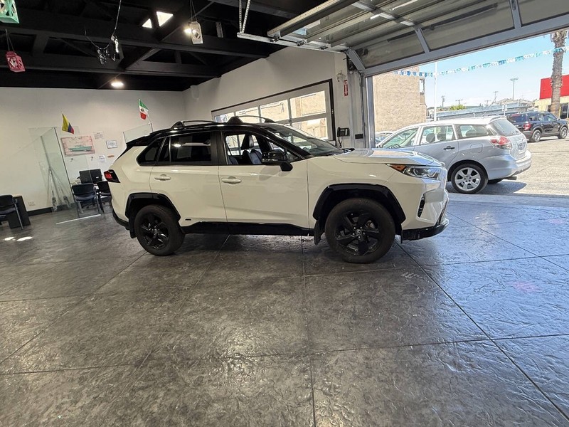 Toyota RAV4 Hybrid Vehicle Full-screen Gallery Image 33