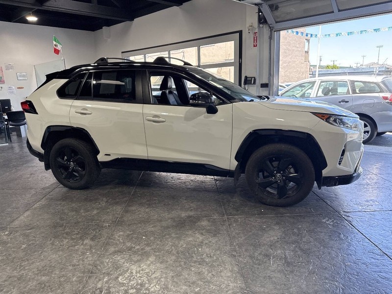 Toyota RAV4 Hybrid Vehicle Full-screen Gallery Image 34