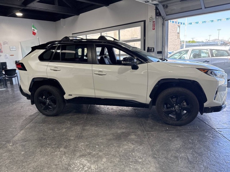 Toyota RAV4 Hybrid Vehicle Full-screen Gallery Image 35