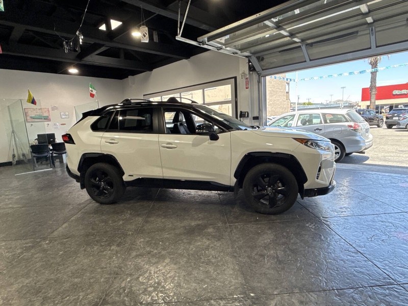 Toyota RAV4 Hybrid Vehicle Full-screen Gallery Image 36