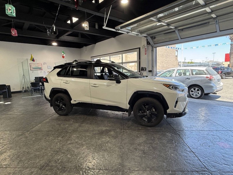 Toyota RAV4 Hybrid Vehicle Full-screen Gallery Image 38