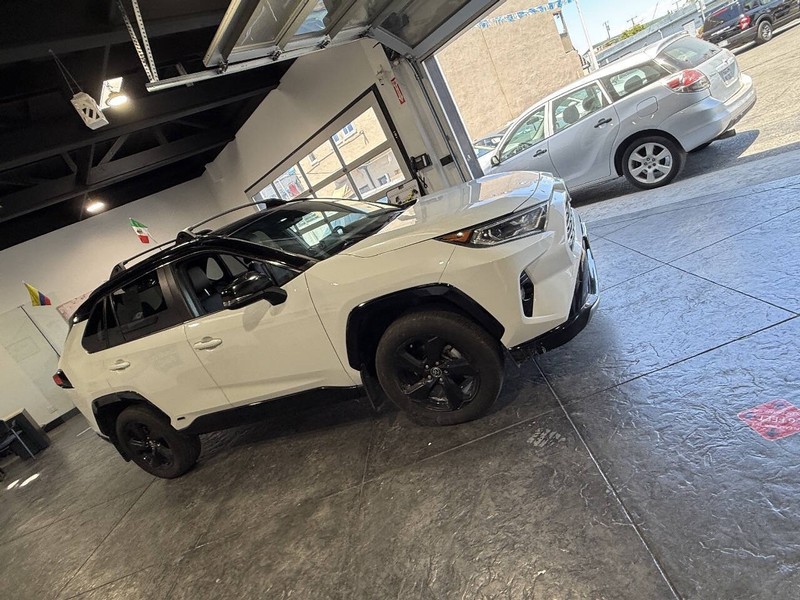 Toyota RAV4 Hybrid Vehicle Full-screen Gallery Image 39