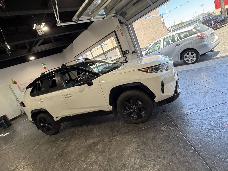 Toyota RAV4 Hybrid Vehicle Full-screen Gallery Image 40