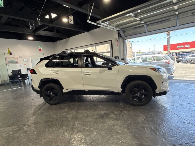 Toyota RAV4 Hybrid Vehicle Full-screen Gallery Image 41