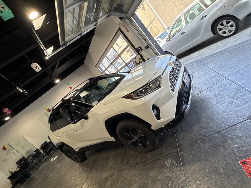 Toyota RAV4 Hybrid Vehicle Full-screen Gallery Image 42