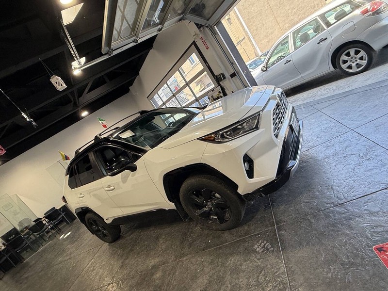 Toyota RAV4 Hybrid Vehicle Full-screen Gallery Image 43