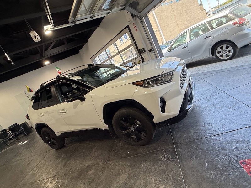 Toyota RAV4 Hybrid Vehicle Full-screen Gallery Image 44